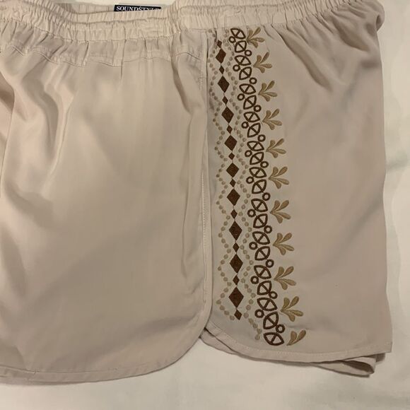 Sound/Style Size XL cream shorts with brown and tan embroidery down each side. - Picture 4 of 13